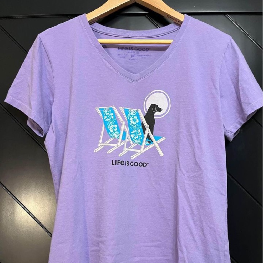 LIFE IS GOOD woman’s purple shirt. Dog on beach chairs. Size M.